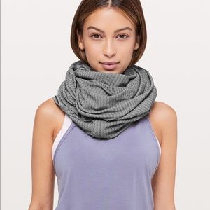 Lululemon Vinyasa Scarf⭐️Ringspun Black & White ⭐️
